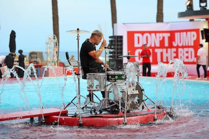 "El turismo de fiesta se promociona solo", explica el director de Turismo del Consell Insular de Ibiza. Se nota nada más llegar al aeropuerto, donde todas las vallas publicitarias son para los djs. La escena electrónica mueve tanta gente que alrededor de los clubes surgen hoteles, algunos de mucho lujo, como The Unexpected junto a la discoteca de día Ushuaïa, en el que la suite presidencial cuesta 10.000 euros la noche.