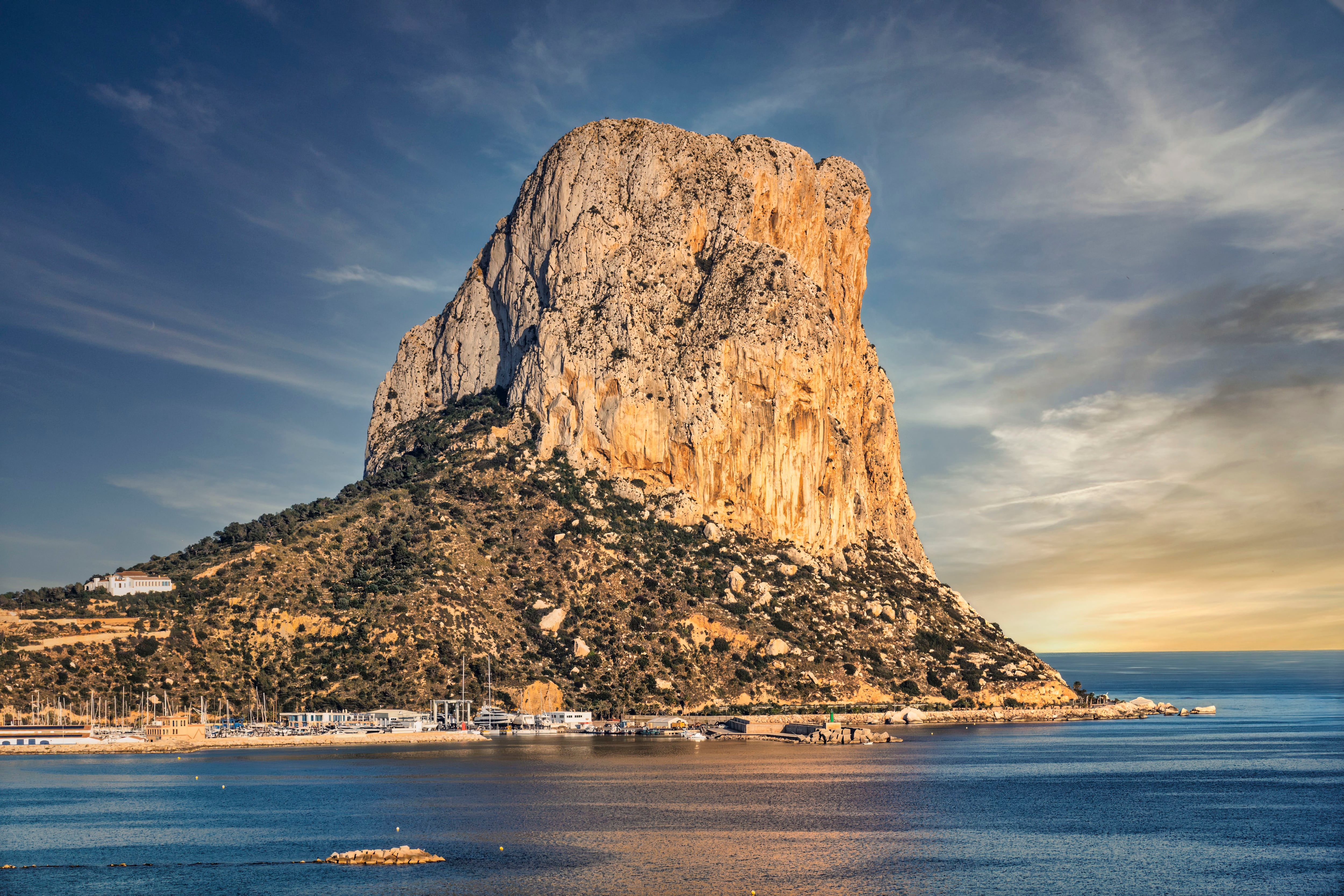 Calpe, renovarse a la sombra del Peñón