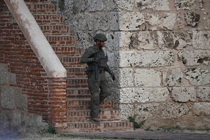 Un soldado hace guardia afuera del fuerte de Ozama antes de la inauguración, este viernes.