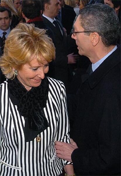 La presidenta de la Comunidad de Madrid, Esperanza Aguirre, y el alcalde de la capital, Alberto Ruiz-Gallardón, se saludan después del homenaje en la Puerta del Sol a quienes trabajaron de forma desinteresada y solidaria tras los atentados.