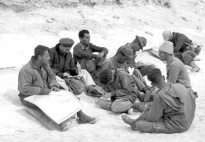 30 de octubre de1956. Ariel Sharon, a la izquierda, conversa con un grupo de soldados en la pen&iacute;nsula del Sina&iacute; durante la guerra de 1956 con Egipto.