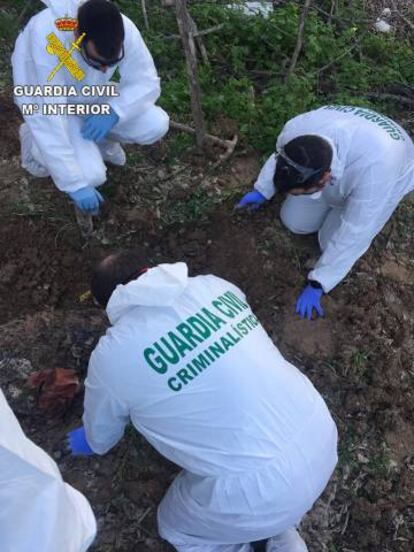 Agentes de la Guardia Civil en la zona donde fue encontrado el cadáver del irlandés desaparecido.
