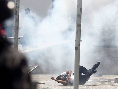 Homem cai durante repressão a manifestantes no Rio.