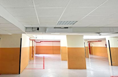 Estado del techo y de las instalaciones de unas aulas en la Comunidad de Madrid, en una imagen cedida por el PSOE.