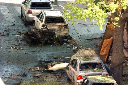 La furgoneta que ha explotado se ha volatilizado literalmente. Los coches aparcados en las cercanías también han quedado destrozados.