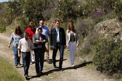 El presidente del Gobierno, Pedro Sánchez (segundo por la derecha) y su esposa Begoña Gómez (a la derecha), aprovechan la jornada de reflexión para descansar en la localidad manchega de Anchuras, Ciudad Real, pueblo donde nació el padre del líder del PSOE.