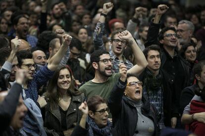 Simpatitzants d&#039;En Com&uacute; Podem celebren els resultats. 