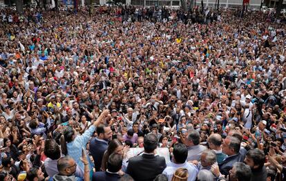 Multitudes opositores abarrotan una plaza al este de Caracas, donde Guaidó ha instado a nuevas movilizaciones para que Maduro abandone la presidencia, este viernes. 