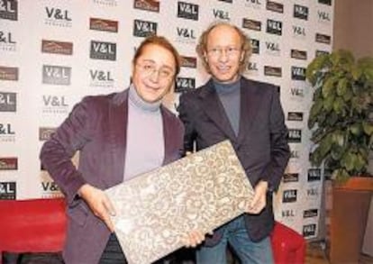 Victorio y Lucchino trasladan al azulejo su pasión por los tejidos