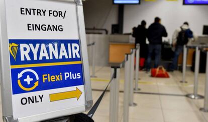 Pasajeros en la cola de facturaci&oacute;n de Ryanair del aeropuerto berlin&eacute;s de  Schoenefeld. 