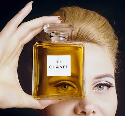 Foto promocional de Chanel Nº 5 en 1964.
