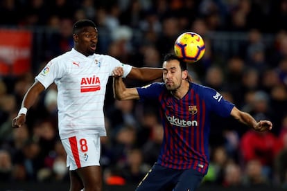 El jugador del Eibar Papakouly Diop, a la izquierda, y Sergio Busquets, durante el partido. 