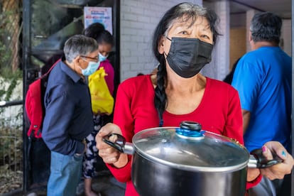 María Padilla dice que tiene 65, pero aparenta más. “A veces me duelen los huesos, pero estoy bien”, asegura. Acude con su olla vacía, que se lleva de una olla popular, con la comida del día: lentejas. Sus ingresos,100.000 pesos de pensión más un extra que obtiene limpiando casas, no le alcanzan para alimentarse saludablemente sin ayuda. “Ojalá no se acabe la ollita. Me quedaría sin almuerzo”.