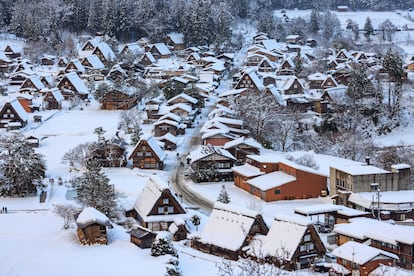 La aldea japonesa de Shirakawa-go en un día de invierno.
