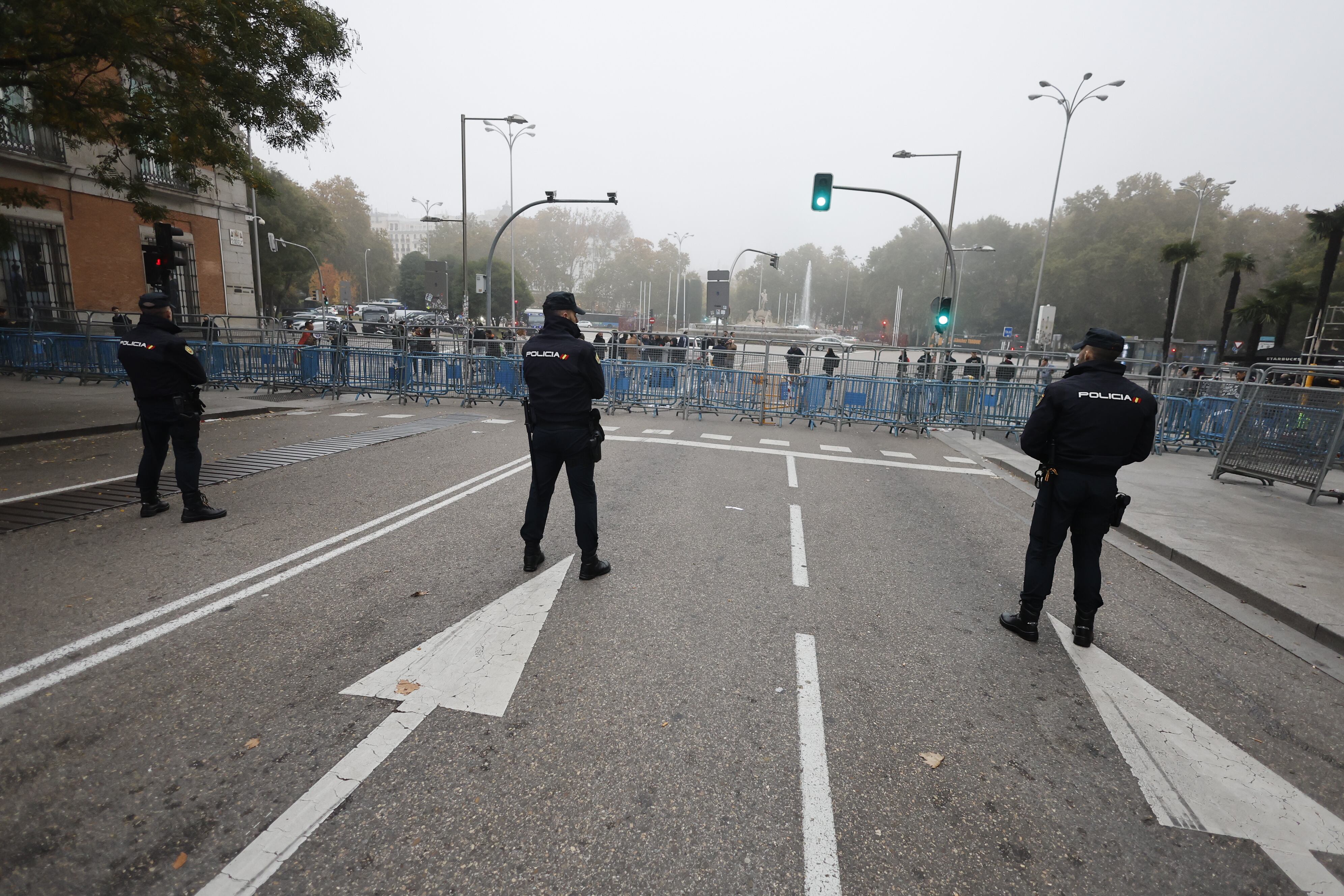 Despliegue policial en la plaza de Neptuno en el segundo día del debate de investidura de Pedro Sánchez. 