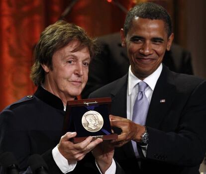 El presidente de Estados Unidos, Barack Obama, entregando a Paul McCartney el premio Geshwin por toda su carrera en junio de 2010.