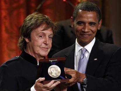 El presidente de Estados Unidos, Barack Obama, entregando a Paul McCartney el premio Geshwin por toda su carrera en junio de 2010.