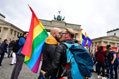 Dos hombres se besas ante la Puerta de Brandenburgo para celebrar la aprobación del matrimonio homosexual en Alemania, el 30 de junio de 2017.
