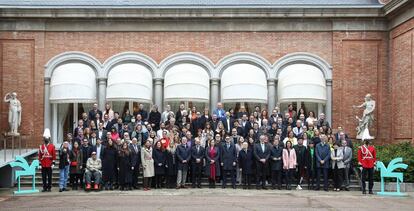 Foto de familia de los premiados de la 68ª edición y de la del año pasado de los Premios Ondas, celebrada en el Palacete Albéniz, en Barcelona.