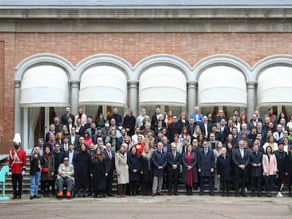 Foto de familia de los premiados de la 68ª edición y de la del año pasado de los Premios Ondas, celebrada en el Palacete Albéniz, en Barcelona. 