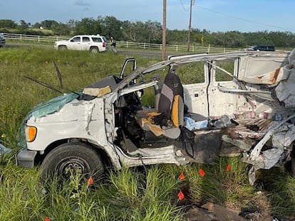 La camioneta que transportaba a migrantes, tras el accidente.