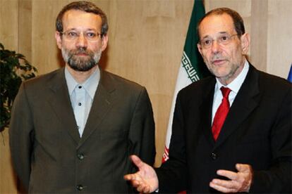 El representante de la Unión Europea, Javier Solana, recibe al negociador nuclear iraní, Ali Larijani, en Bruselas.