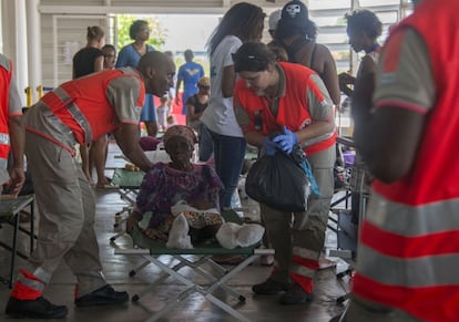 Cuba ha sufrido fuertes inundaciones en el litoral noroccidental, desde Matanzas a La Habana. En la imagen, los servicios de emergencia ayudan a una anciana en un centro de acogida temporal, en Guadalupe (región de ultramar de Francia).