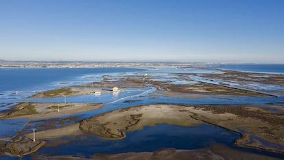 Panorámica aérea del Mar Menor, un cordón arenoso de 22 kilómetros de largo que separa el Mediterráneo de una laguna salada de valor natural incalculable.