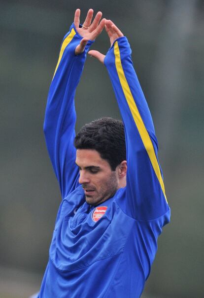 Mikel Arteta calienta durante el entrenamiento previo al partido de vuelta de los octavos de final que les enfrentará al Bayern de Múnich.