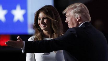 Melania Trump sale al escenario acompa&ntilde;ada de su marido, el candidato republicano. 