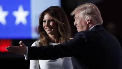 Melania Trump sale al escenario acompañada de su marido, el candidato republicano.