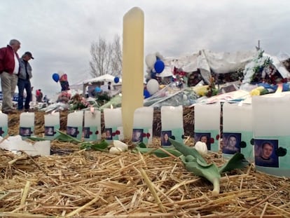 Un memorial de las víctimas del tiroteo de Columbine, el 27 de abril de 1999, en Colorado.