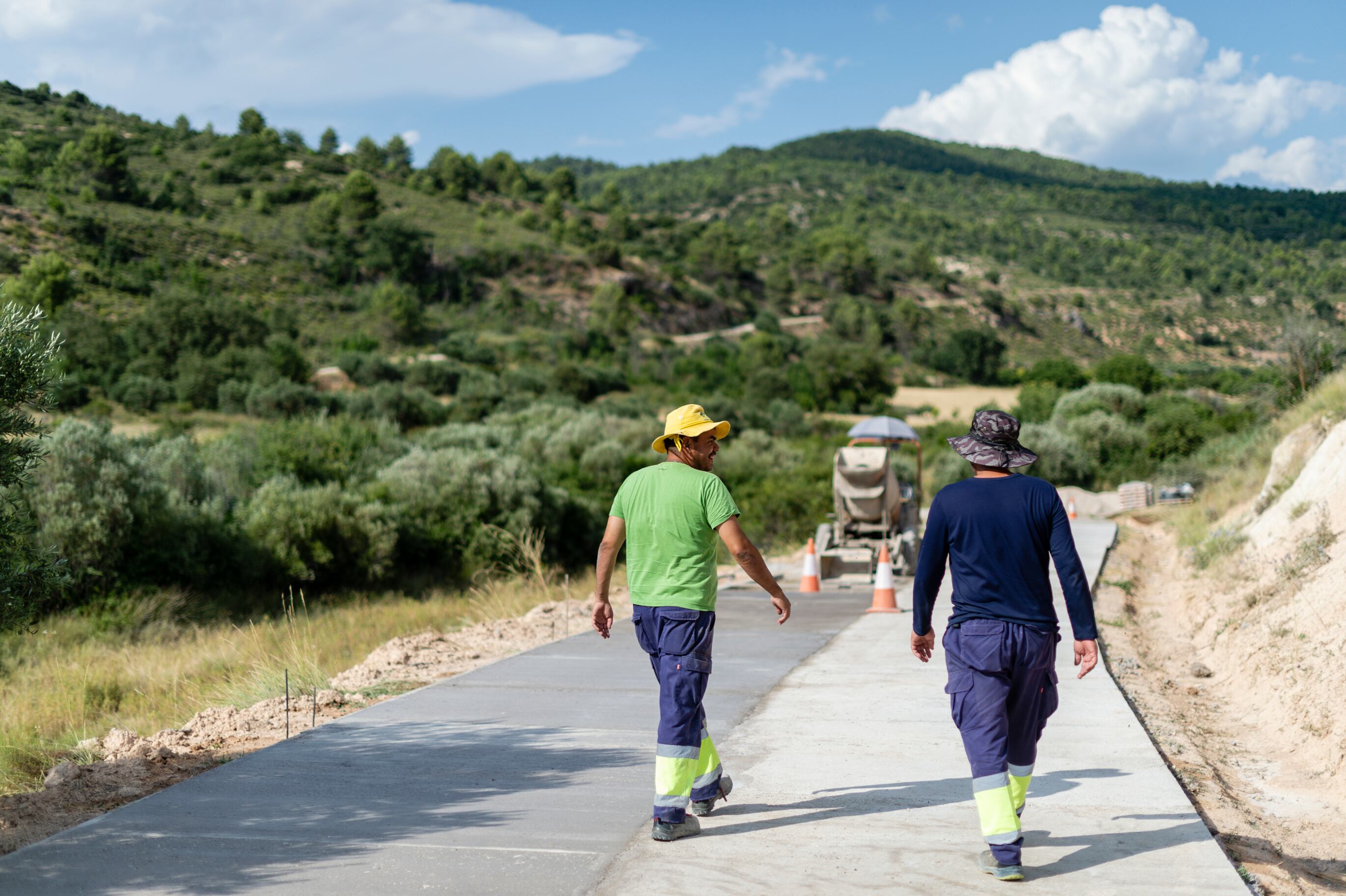 Jairo y Eduardo trabajan para el Ayuntamiento construyendo una carretera.