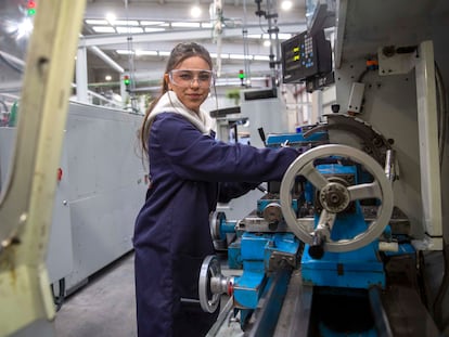 Denisse Guillem tiene 19 años y es la única alumna en la titulación de Producción de la programación mecánica en el instituto público Miguel Altuna, en Bergara, Gipuzkoa.