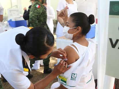 Una enfermera administra la vacuna de Pfizer, en Ciudad de México.