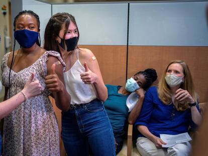 Tres adolescentes son fotografiadas tras recibir la primera dosis de la vacuna Pfizer, en Nueva Orleans (EE UU), el 13 de mayo.