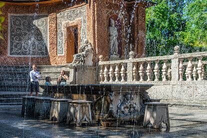 Chorros de agua escondidos en uno de los espacios del palacio de Hellbrunn, en Salzburgo (Austria).