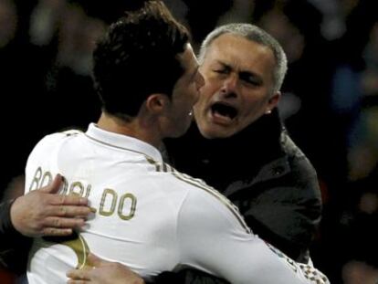 Mourinho celebra un gol de Ronaldo.