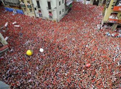 Miles de personas se congregaron en la plaza del Ayuntamiento durante el <i>chupinazo</i> que dio paso a los <i>sanfermines</i> 2009.