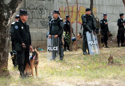 Policías en guardia durante una protesta contra el presidente Daniel Ortega