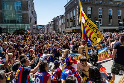 La afición del Fc Barcelona en las calles de Eindhoven, este sábado. 
