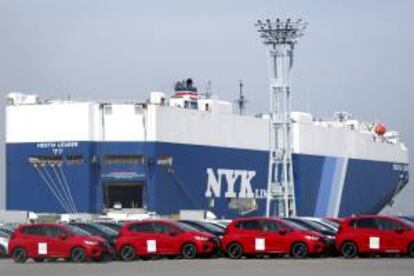 Varios vehículos fabricados por Honda Motor Co. preparados para su exportación en el puerto de Yokohama, al sur de Tokio (Japón). EFE/Archivo