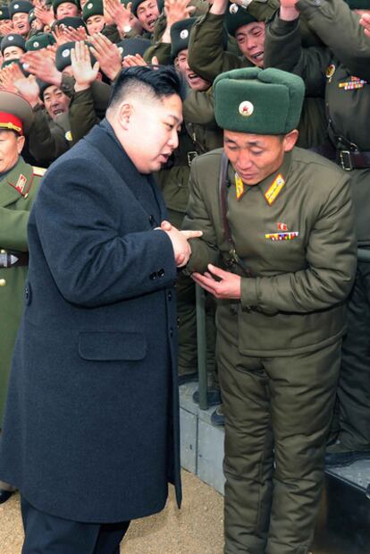 Kim Jong-un saluda a un soldado en una imagen oficial, el 1 de enero.