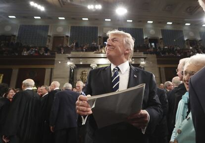 El presidente de los Estados Unidos, Donald Trump, firma un autógrafo tras su discurso en el Congreso en Washington DC (Estados Unidos). 