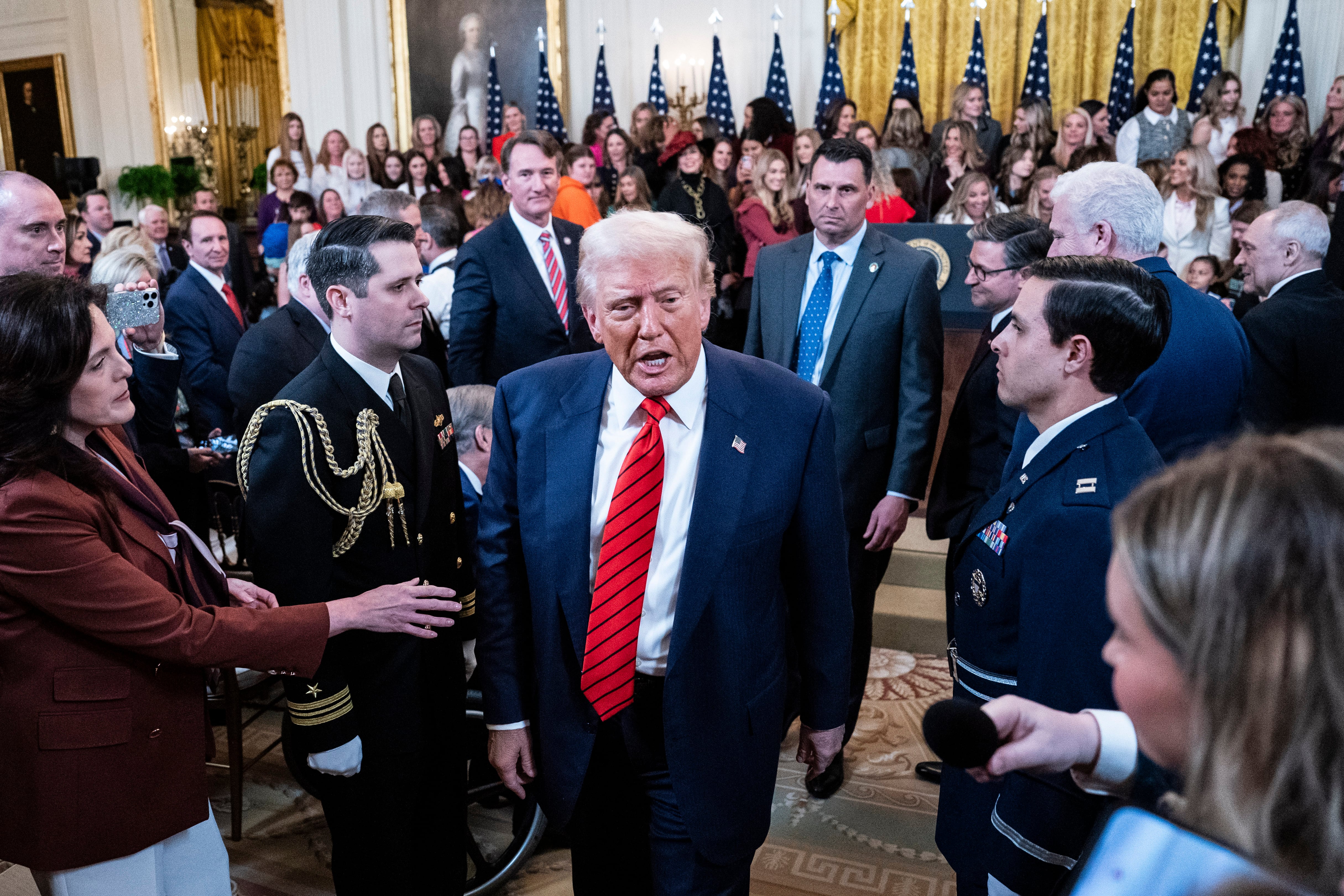 El presidente de los Estados Unidos, Donald Trump, después de firmar un decreto que prohíbe a las mujeres trans participar en competiciones deportivas femeninas.