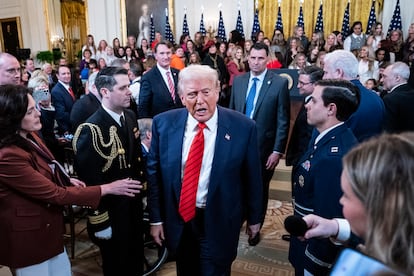 El presidente de los Estados Unidos, Donald Trump, después de firmar un decreto que prohíbe a las mujeres trans participar en competiciones deportivas femeninas.