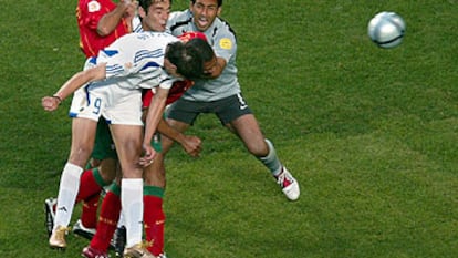 Charisteas remata de cabeza y anota el gol del triunfo de Grecia en la Eurocopa de 2004