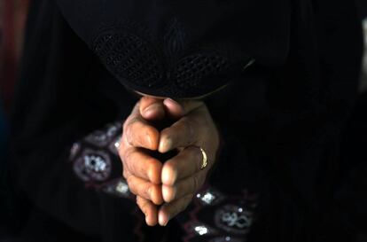 Una mujer musulmana reza junto al altar del místico Hamzah Makdoom en Srinagar, la capital de verano de la Cachemira india (India), una tradición del sufismo de varios países que recuerda al místico que extendió el Islam en Cachemira en el siglo XVI.