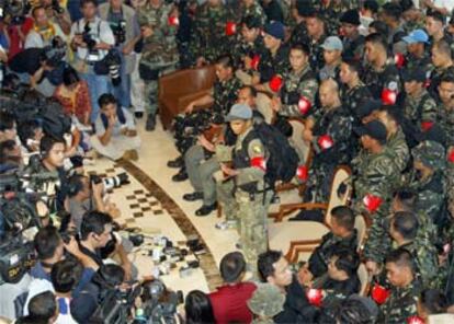 Los militares rebeldes ofrecen una rueda de prensa.