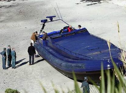 Inspección de una planeadora con siete motores que apareció en la playa de Nigrán el pasado febrero.